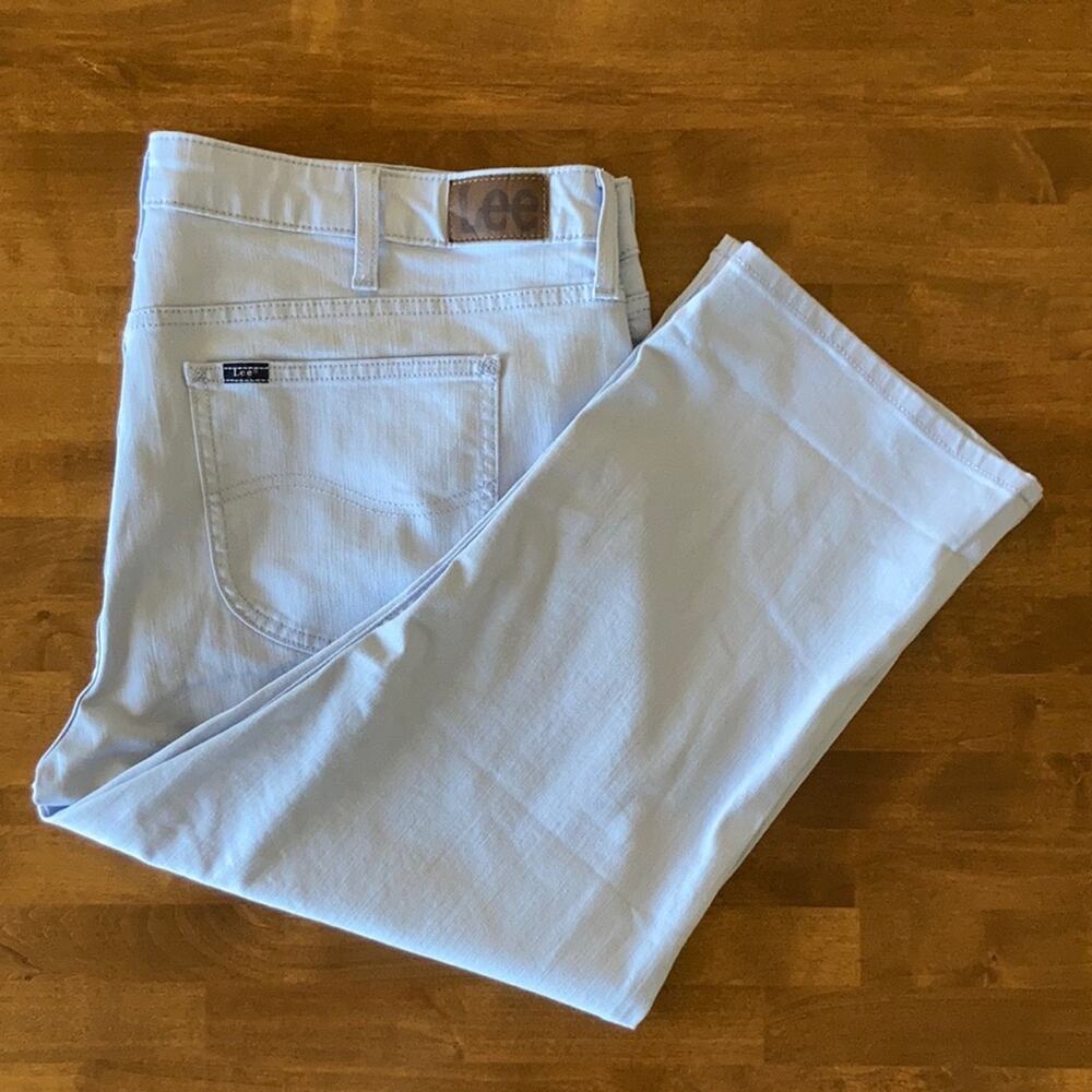 Lee Light Blue Mid Rise Capri, Size 18/20